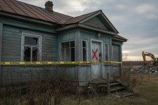 Что делать со старым домом на участке: ремонт или демонтаж?