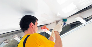 КАК УСТАНАВЛИВАЮТ НАТЯЖНЫЕ ПОТОЛКИ?