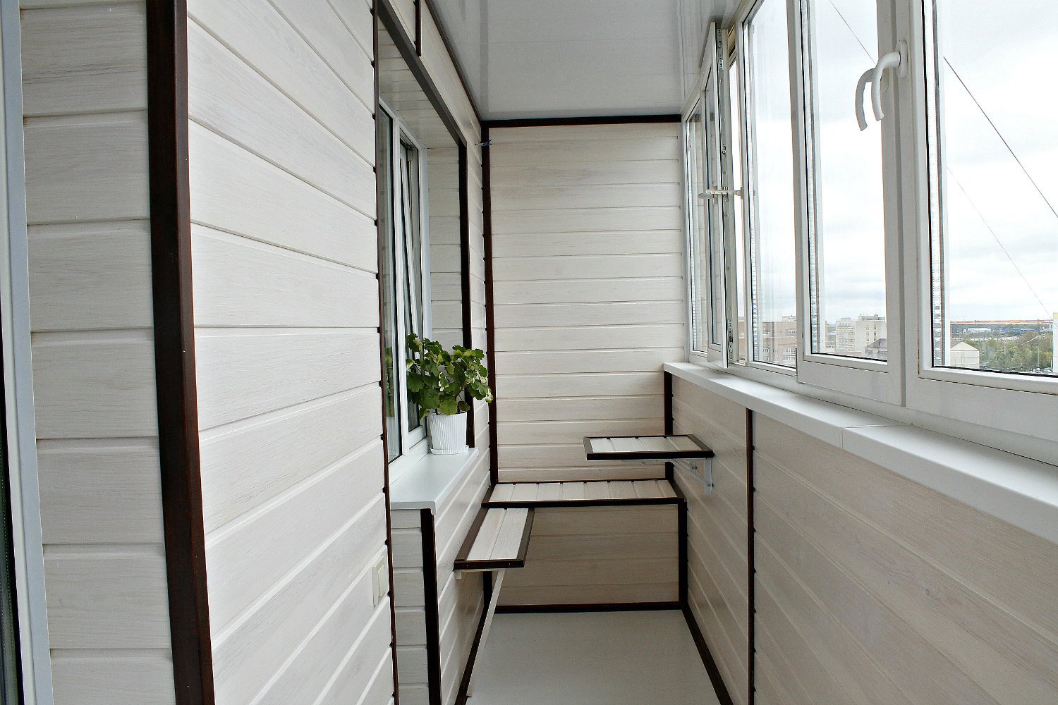 Какую сделать внутреннюю отделку балкона?
