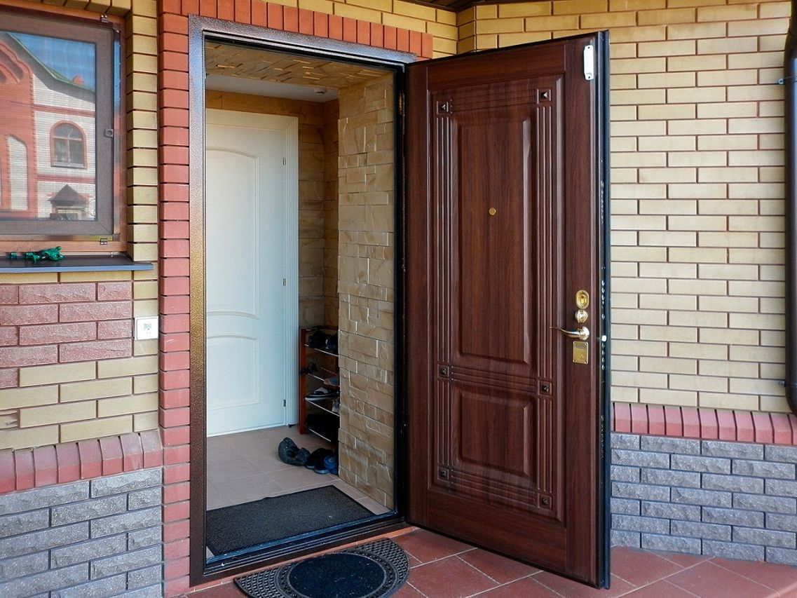 Какие входные двери лучше поставить в частный дом