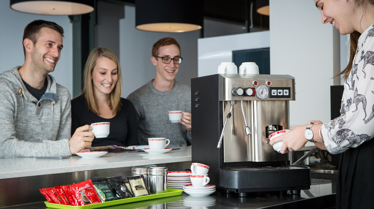 Эффективность для офиса: почему аренда кофемашины - отличный выбор?