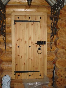 Обустройство: деревянные двери в бане