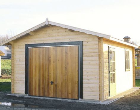 Обустройство: деревянный гараж