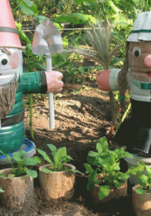 Фигуры из пластиковых бутылок – 7 способов украсить дачу