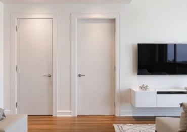 Скрытые межкомнатные двери: когда стена превращается в продолжение интерьера