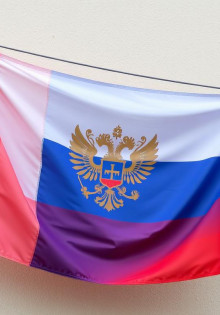 Как правильно развешивать российский флаг – правила и ошибки