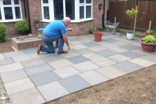 Как уложить тротуарную плитку так, чтобы не переделывать через год: практическое руководство