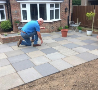 Как уложить тротуарную плитку так, чтобы не переделывать через год: практическое руководство