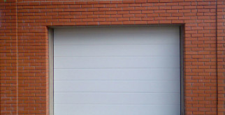 От чего зависит стоимость гаражных секционных ворот?