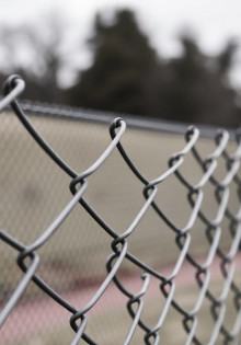 Забор из сетки рабицы: просто, практично и с характером