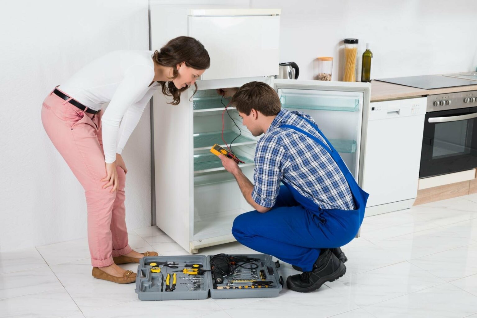 Почему холодильник лучше отремонтировать в сервисе?