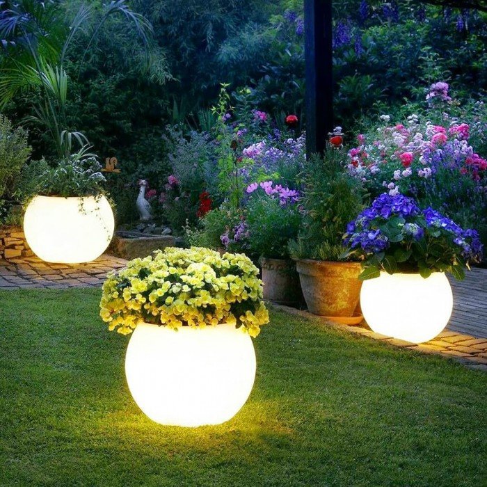 Благодаря кашпо с подсветкой ваш сад создаст уникальную атмосферу вечерних сказок