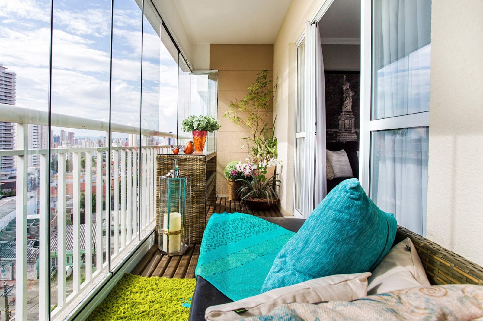 Остекление балкона: как превратить обычное пространство в уютную комнату